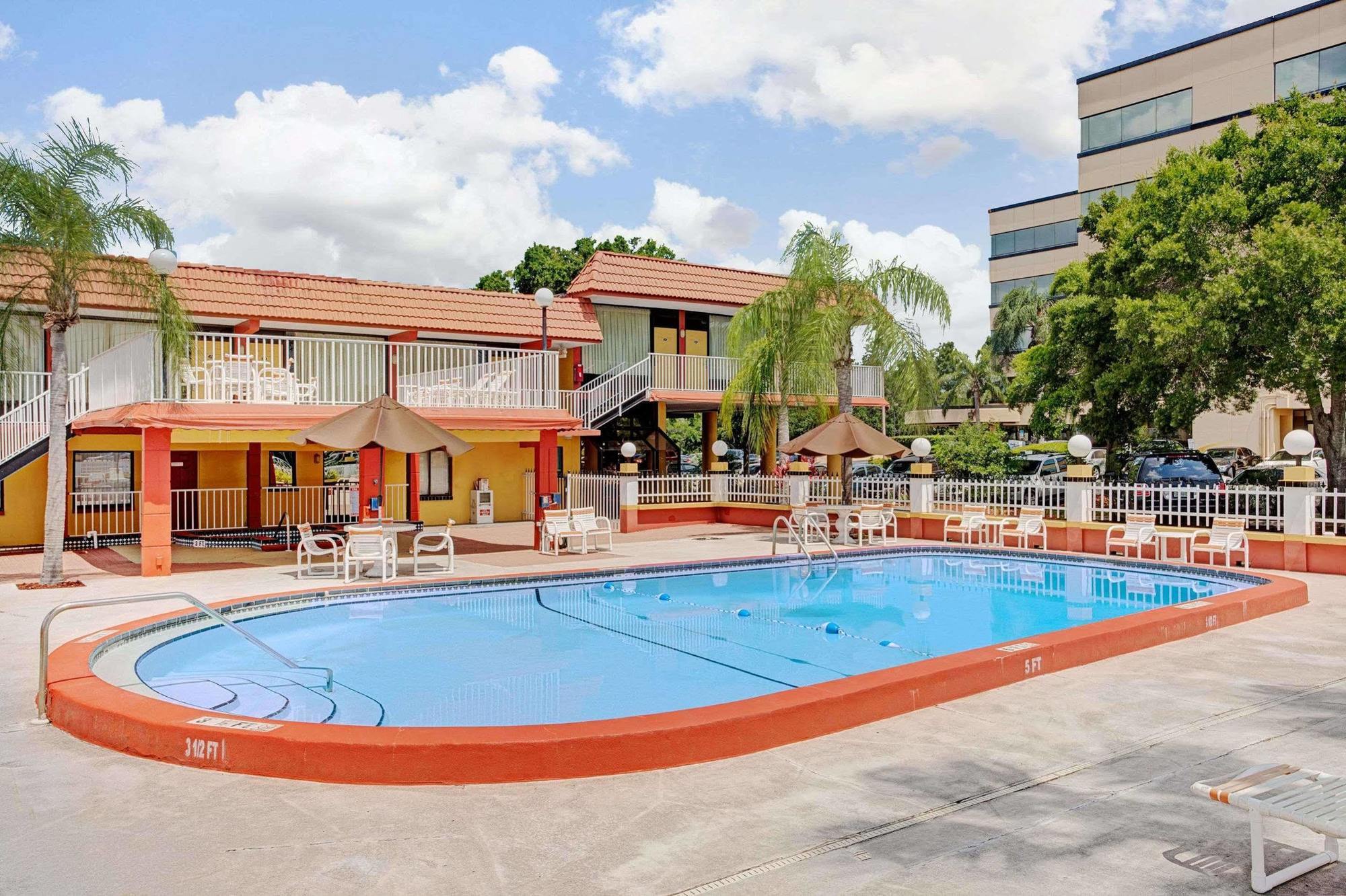 ฮาวเวิร์ด จอห์นสัน บาย วินด์แฮม เคลียร์วอเตอร์ ฟลอริดา Motel ภายนอก รูปภาพ